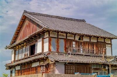 古い日本家屋の瓦屋根の空き家