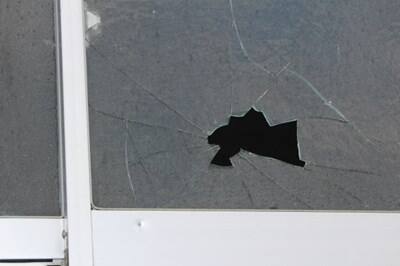 割れた窓ガラスとヒビ